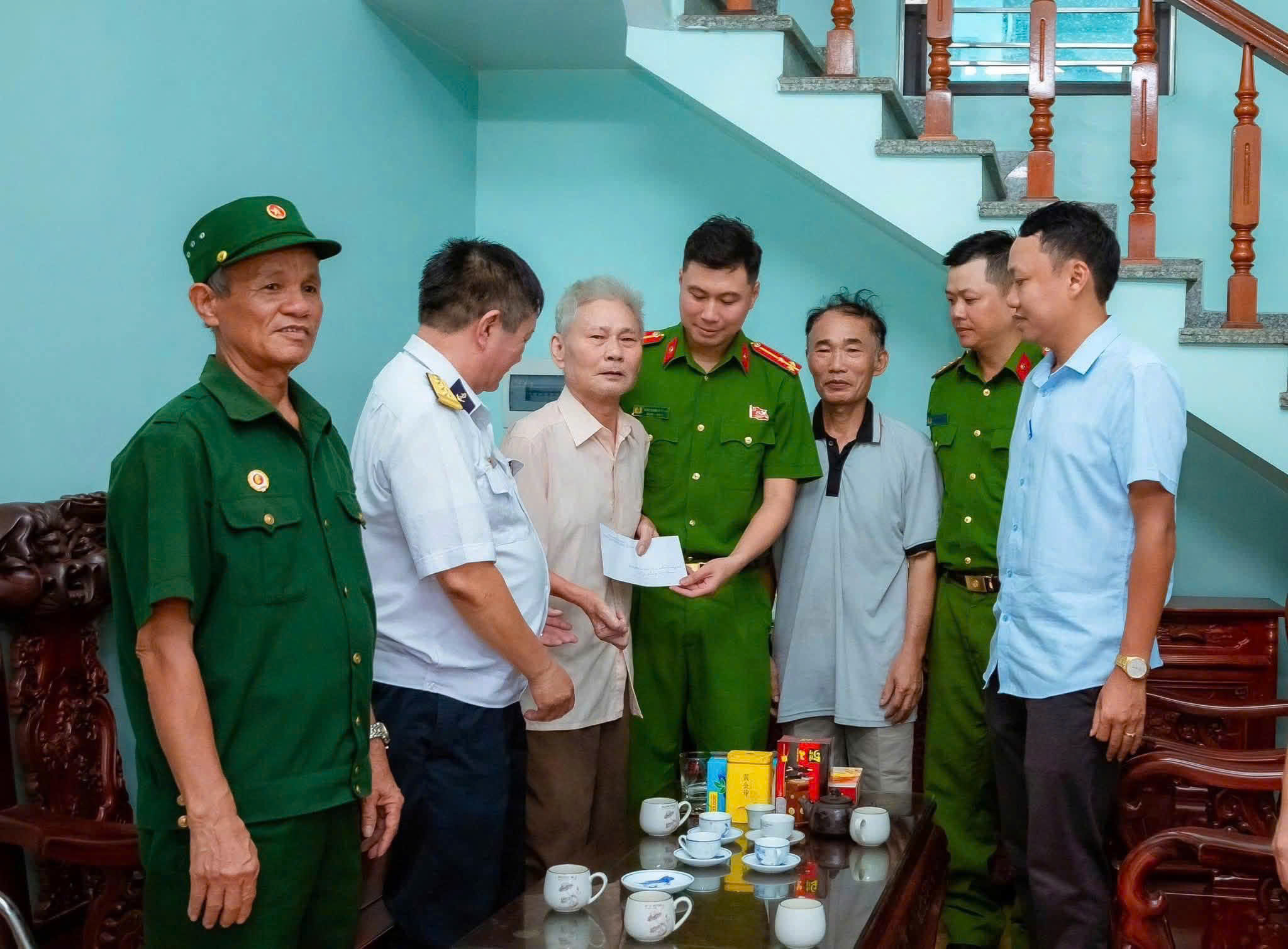 Công an phường Thủy Nguyên thăm hỏi, tặng quà 05 gia đình lực lượng An ninh cơ sở có hoàn cảnh khó khăn